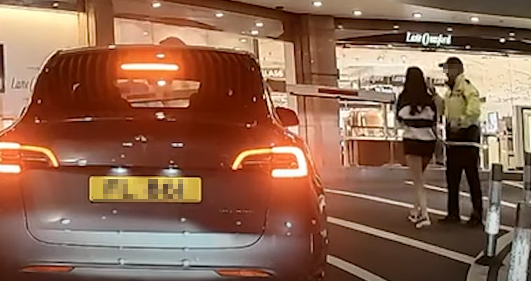 保安突然上前阻止「手指指」,更使出「雙龍出海」推撞,女乘客被撞開兩個身位但未有跌倒