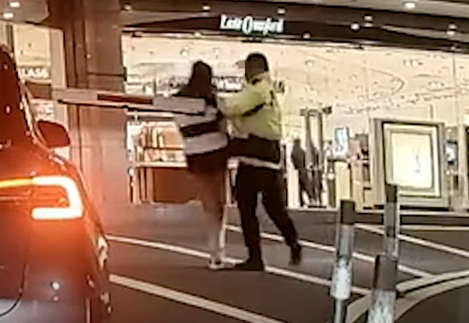 保安突然上前阻止「手指指」,更使出「雙龍出海」推撞,女乘客被撞開兩個身位但未有跌倒