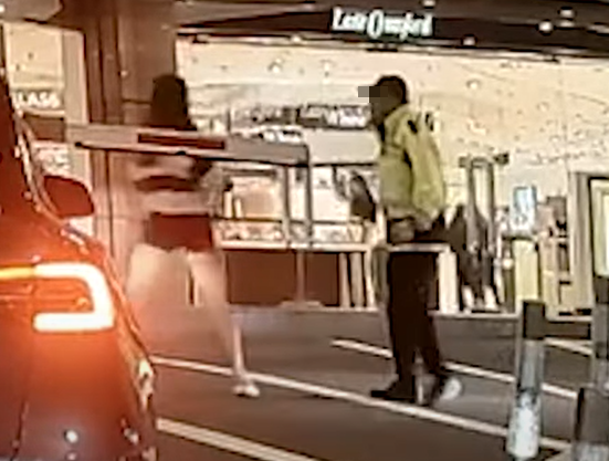 保安突然上前阻止「手指指」,更使出「雙龍出海」推撞,女乘客被撞開兩個身位但未有跌倒