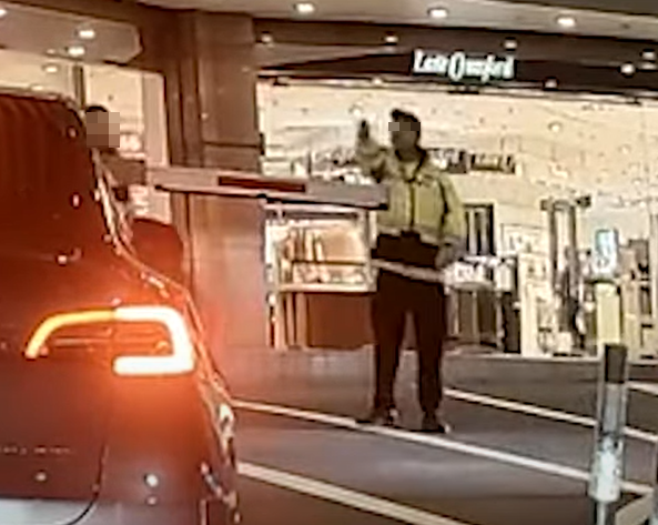 此時男司機下車護花,保安情緒似乎更激動指罵