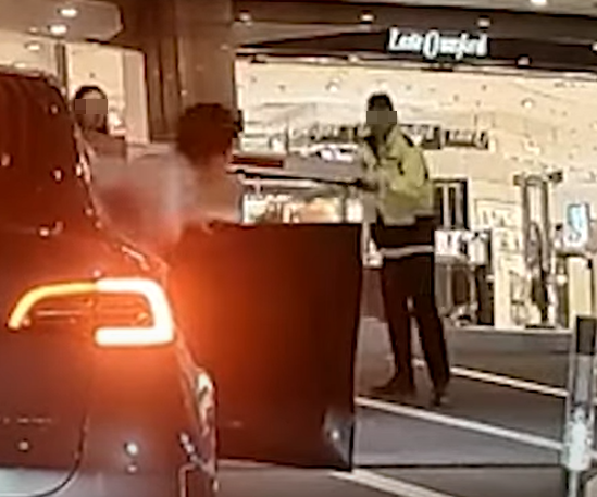 此時男司機下車護花,保安情緒似乎更激動指罵