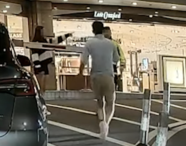 期間女乘客指向右方