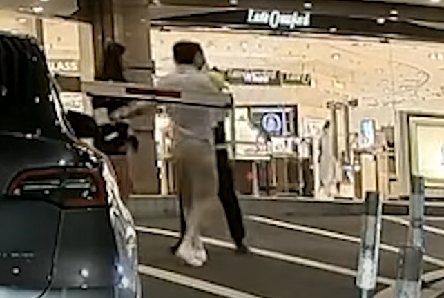 男司機下車護花,保安情緒似乎更激動指罵,更當場把制服帽擲落地上,再向男司機輕力撞了一下便離開現場