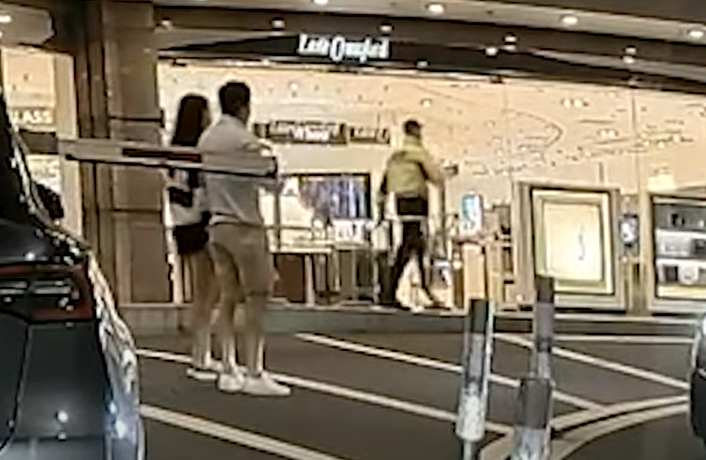 男司機下車護花,保安情緒似乎更激動指罵,更當場把制服帽擲落地上,再向男司機輕力撞了一下便離開現場