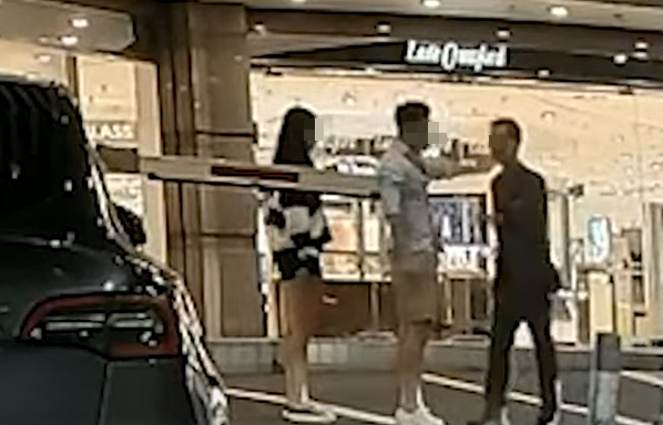 此時有另一時代廣場職員介入調停,及後二人上車準備離開,原本禁止駛出的閘口亦「開閘」,影片到此結束。