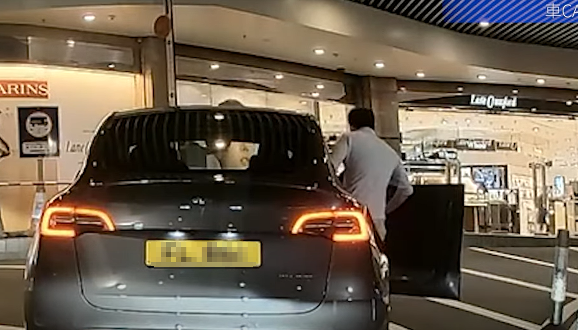 此時有另一時代廣場職員介入調停,及後二人上車準備離開,原本禁止駛出的閘口亦「開閘」,影片到此結束。