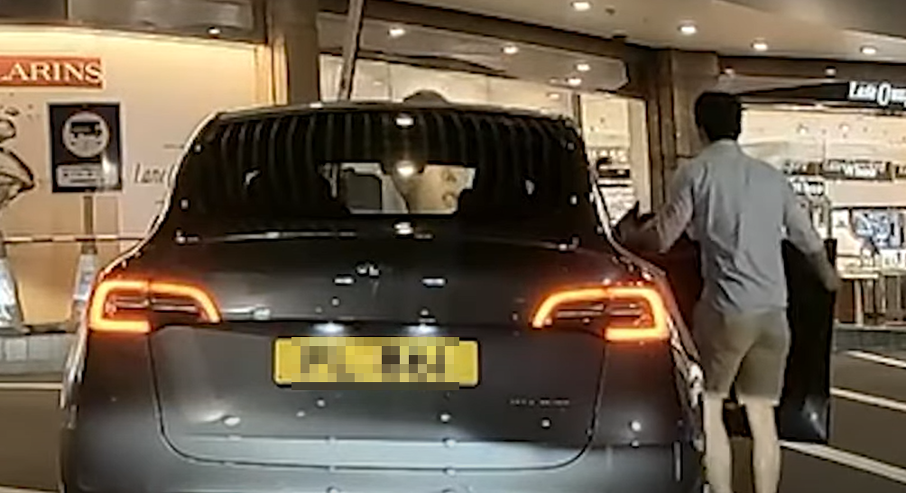 此時有另一時代廣場職員介入調停,及後二人上車準備離開,原本禁止駛出的閘口亦「開閘」,影片到此結束。