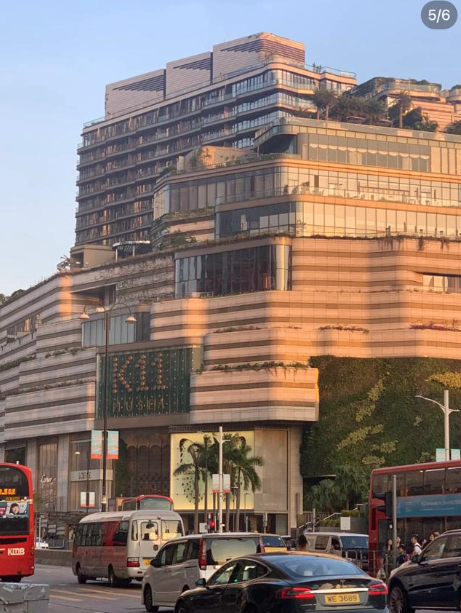 內地遊客在香港尖沙咀一帶拍照,並上載至小紅書