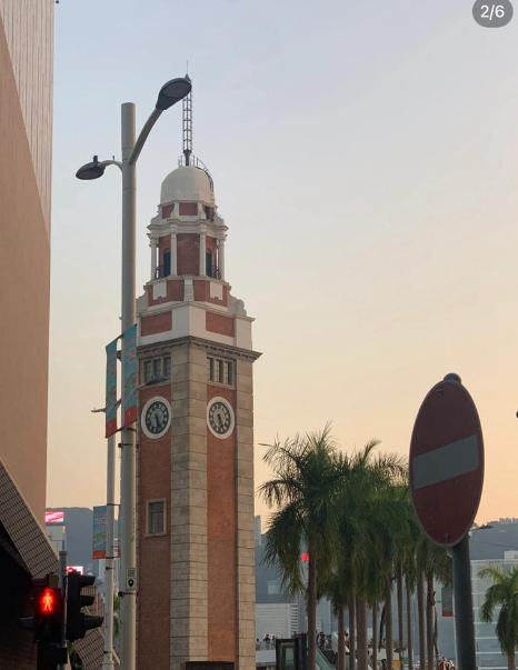 內地遊客在香港尖沙咀一帶拍照,並上載至小紅書