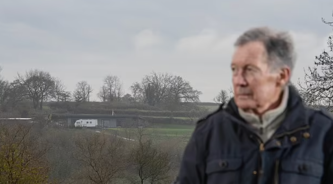 英國物業|居民指該屋位處山頂,夜晚燈火通明時照亮四周。(互聯網)