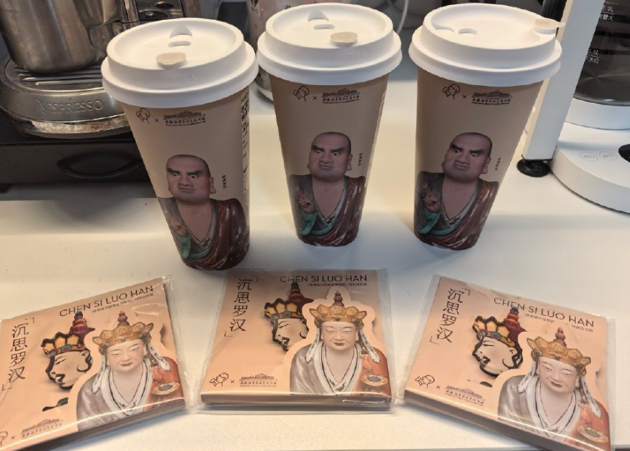 「我佛持杯」喜茶「佛喜」茶拿鐵之前的宣傳及網上照片。(互聯網)