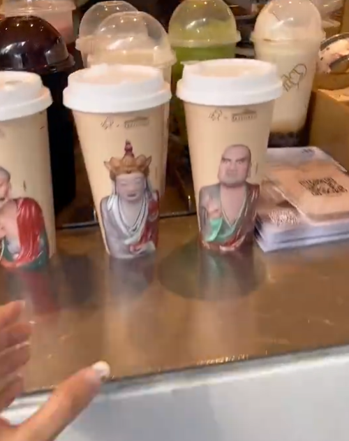 「我佛持杯」喜茶「佛喜」茶拿鐵之前的宣傳及網上照片。(互聯網)