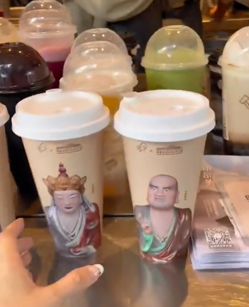 「我佛持杯」喜茶「佛喜」茶拿鐵之前的宣傳及網上照片。(互聯網)