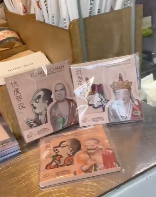 「我佛持杯」喜茶「佛喜」茶拿鐵之前的宣傳及網上照片。(互聯網)