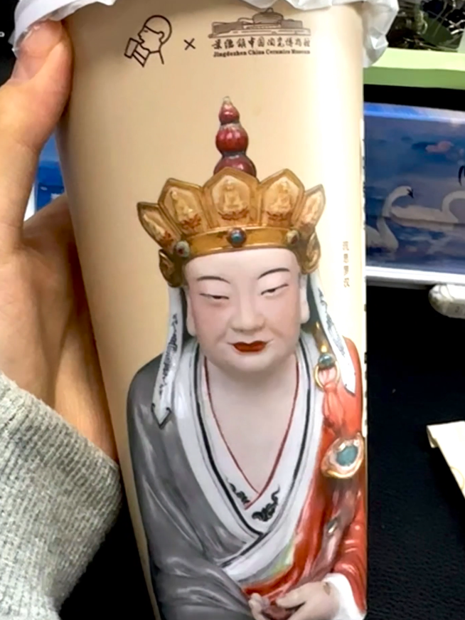 「我佛持杯」喜茶「佛喜」茶拿鐵之前的宣傳及網上照片。(互聯網)