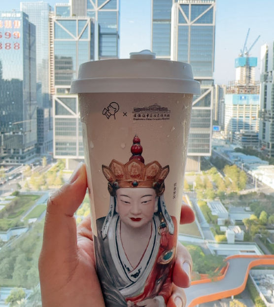 「我佛持杯」喜茶「佛喜」茶拿鐵之前的宣傳及網上照片。(互聯網)