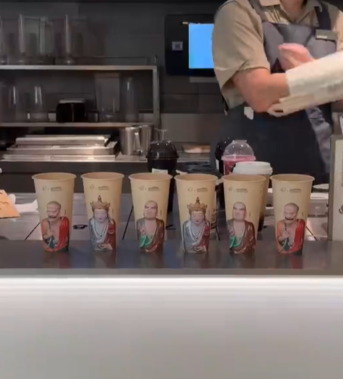 「我佛持杯」喜茶「佛喜」茶拿鐵之前的宣傳及網上照片。(互聯網)