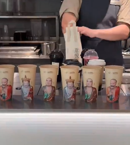 「我佛持杯」喜茶「佛喜」茶拿鐵之前的宣傳及網上照片。(互聯網)