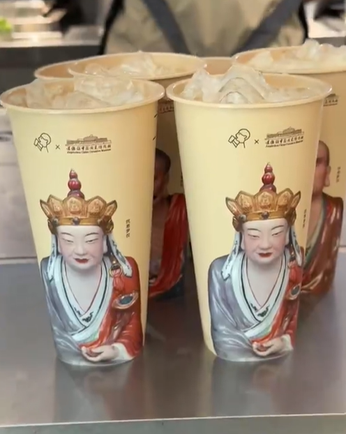 「我佛持杯」喜茶「佛喜」茶拿鐵之前的宣傳及網上照片。(互聯網)