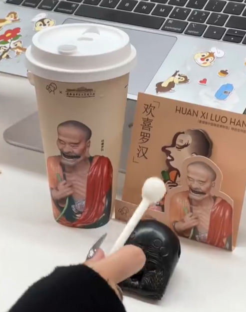 「我佛持杯」喜茶「佛喜」茶拿鐵之前的宣傳及網上照片。(互聯網)