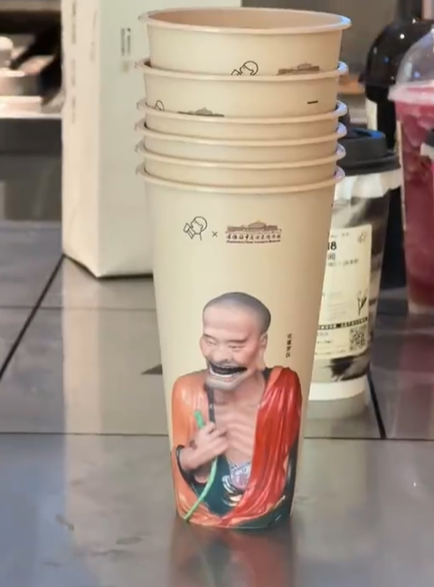 「我佛持杯」喜茶「佛喜」茶拿鐵之前的宣傳及網上照片。(互聯網)