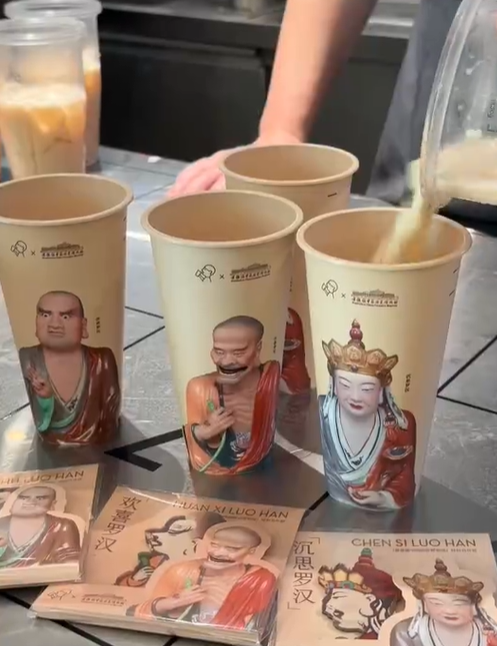 「我佛持杯」喜茶「佛喜」茶拿鐵之前的宣傳及網上照片。(互聯網)