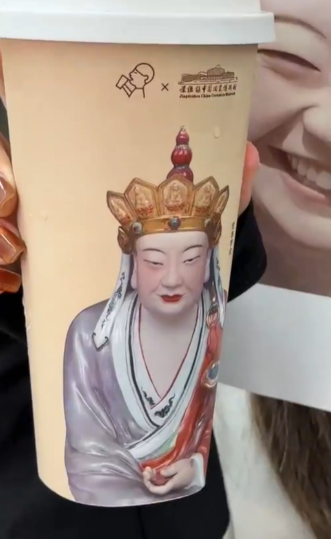 「我佛持杯」喜茶「佛喜」茶拿鐵之前的宣傳及網上照片。(互聯網)