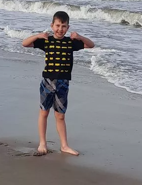 聖保羅一個小鎮的10歲男童奧古斯托(Augusto Dalmaz Bonato)晚上獨自幫家中的聖誕樹掛滿裝飾,不料當點亮燈時疑意外觸電失去意識,倒在聖誕樹禮物旁。