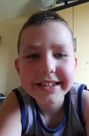 聖保羅一個小鎮的10歲男童奧古斯托(Augusto Dalmaz Bonato)晚上獨自幫家中的聖誕樹掛滿裝飾,不料當點亮燈時疑意外觸電失去意識,倒在聖誕樹禮物旁。