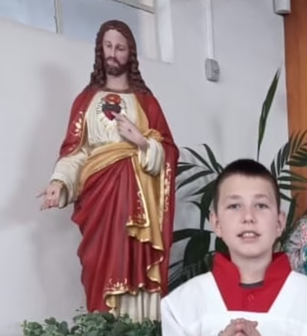 奧古斯托非常虔誠,還在教堂擔任祭壇侍童,很喜歡於聖誕節期間可以向眾人報佳音。