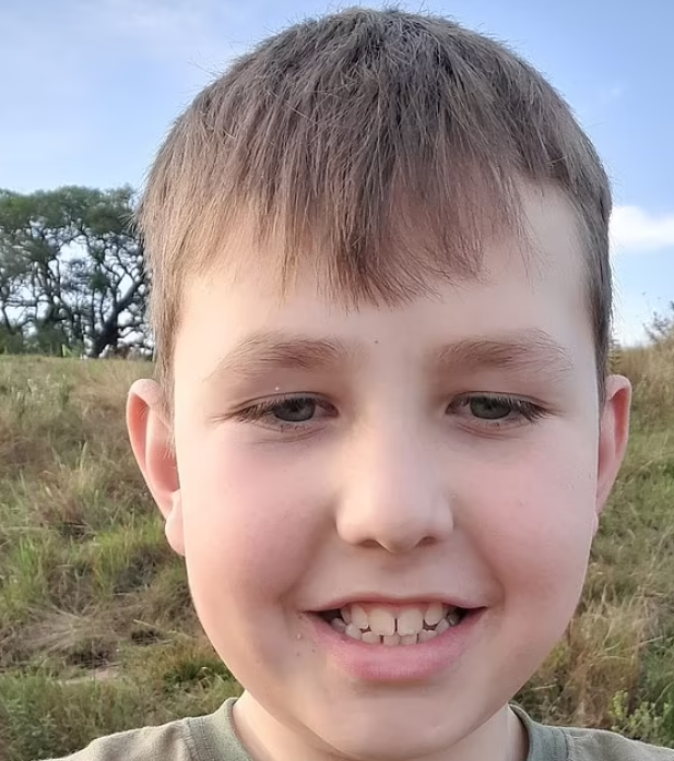 聖保羅一個小鎮的10歲男童奧古斯托(Augusto Dalmaz Bonato)晚上獨自幫家中的聖誕樹掛滿裝飾,不料當點亮燈時疑意外觸電失去意識,倒在聖誕樹禮物旁。