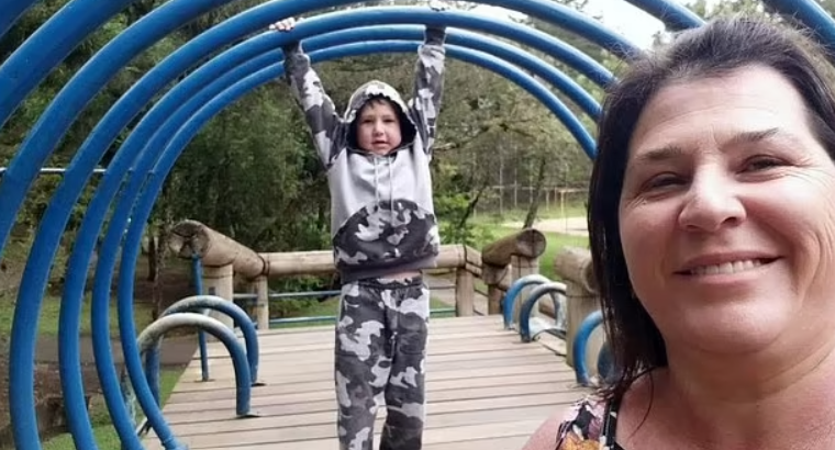 聖保羅一個小鎮的10歲男童奧古斯托(Augusto Dalmaz Bonato)晚上獨自幫家中的聖誕樹掛滿裝飾,不料當點亮燈時疑意外觸電失去意識,倒在聖誕樹禮物旁。