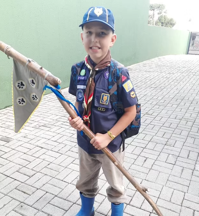 聖保羅一個小鎮的10歲男童奧古斯托(Augusto Dalmaz Bonato)晚上獨自幫家中的聖誕樹掛滿裝飾,不料當點亮燈時疑意外觸電失去意識,倒在聖誕樹禮物旁。