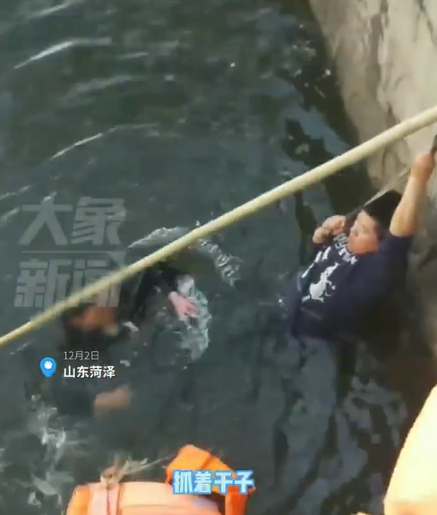 山東一名男子欲跳河輕生,途人見狀隨即跳下水救人,期間卻不斷被輕生的男子將其頭部故意按在水中,最終消防到場將兩人救起。有圍觀市民不值輕生男子所為,掌摑他兩巴。