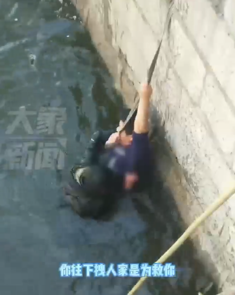 山東一名男子欲跳河輕生,途人見狀隨即跳下水救人,期間卻不斷被輕生的男子將其頭部故意按在水中,最終消防到場將兩人救起。有圍觀市民不值輕生男子所為,掌摑他兩巴。