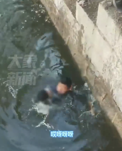 山東一名男子欲跳河輕生,途人見狀隨即跳下水救人,期間卻不斷被輕生的男子將其頭部故意按在水中,最終消防到場將兩人救起。有圍觀市民不值輕生男子所為,掌摑他兩巴。