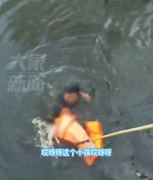 山東一名男子欲跳河輕生,途人見狀隨即跳下水救人,期間卻不斷被輕生的男子將其頭部故意按在水中,最終消防到場將兩人救起。有圍觀市民不值輕生男子所為,掌摑他兩巴。