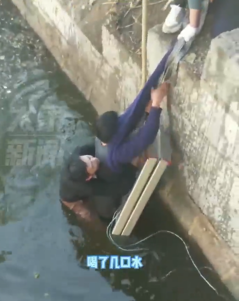 山東一名男子欲跳河輕生,途人見狀隨即跳下水救人,期間卻不斷被輕生的男子將其頭部故意按在水中,最終消防到場將兩人救起。有圍觀市民不值輕生男子所為,掌摑他兩巴。