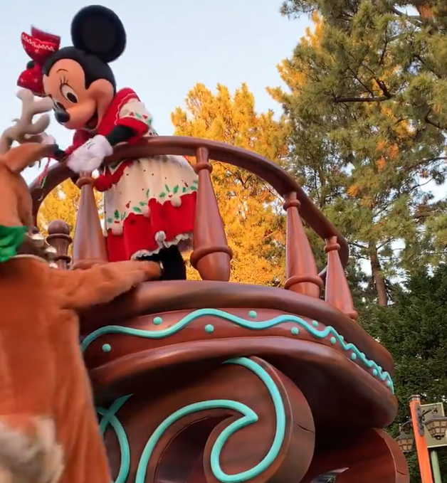 馴鹿就走在花車旁。(影片截圖)