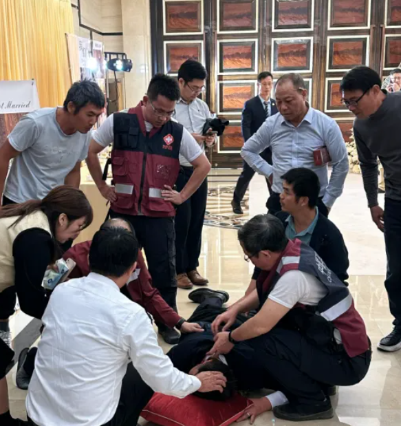 廣東東莞一名新郎在喜宴結束後送客,期間突心跳停頓暈倒,新娘及其他賓客手足無措期間,幸酒店同層鄰近宴會廳碰巧有7支市級緊急醫學救援隊開會,一眾專家盡出下成功把新郎從鬼門關拉回。