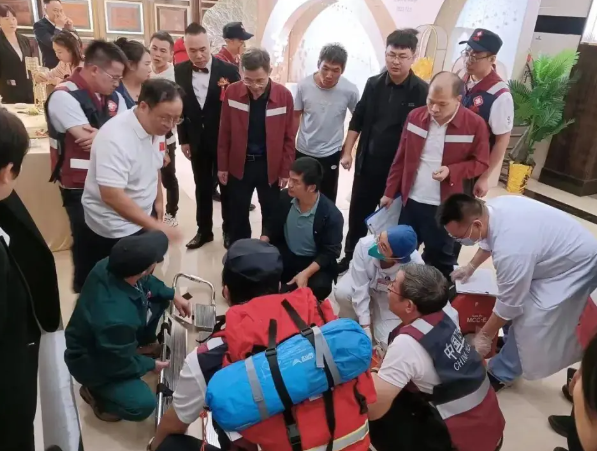 廣東東莞一名新郎在喜宴結束後送客,期間突心跳停頓暈倒,新娘及其他賓客手足無措期間,幸酒店同層鄰近宴會廳碰巧有7支市級緊急醫學救援隊開會,一眾專家盡出下成功把新郎從鬼門關拉回。