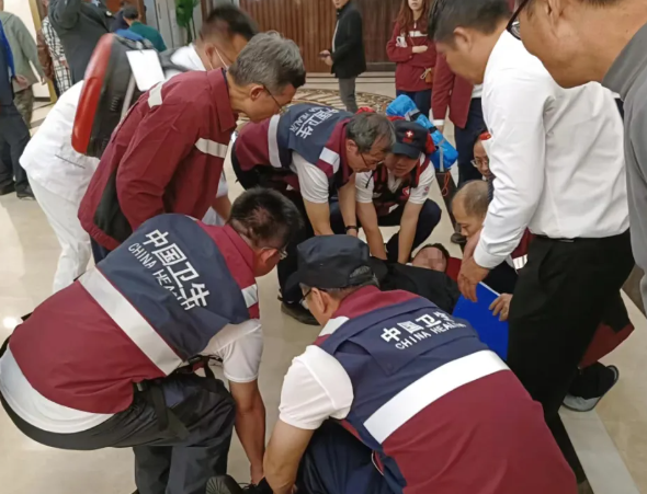 廣東東莞一名新郎在喜宴結束後送客,期間突心跳停頓暈倒,新娘及其他賓客手足無措期間,幸酒店同層鄰近宴會廳碰巧有7支市級緊急醫學救援隊開會,一眾專家盡出下成功把新郎從鬼門關拉回。