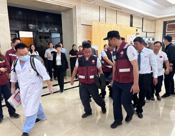 廣東東莞一名新郎在喜宴結束後送客,期間突心跳停頓暈倒,新娘及其他賓客手足無措期間,幸酒店同層鄰近宴會廳碰巧有7支市級緊急醫學救援隊開會,一眾專家盡出下成功把新郎從鬼門關拉回。