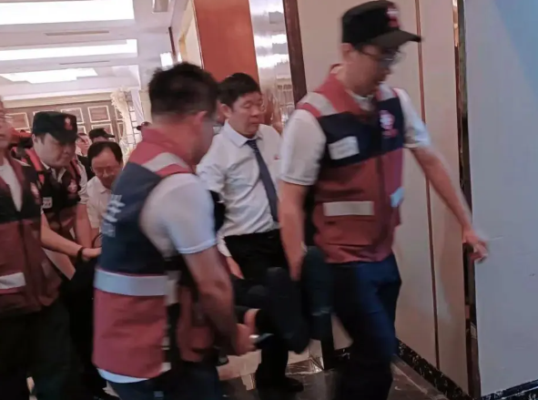 廣東東莞一名新郎在喜宴結束後送客,期間突心跳停頓暈倒,新娘及其他賓客手足無措期間,幸酒店同層鄰近宴會廳碰巧有7支市級緊急醫學救援隊開會,一眾專家盡出下成功把新郎從鬼門關拉回。