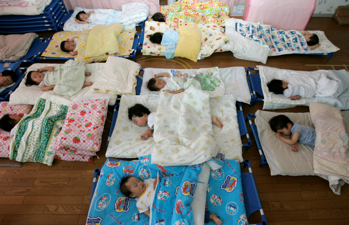 日本傳媒報道,只要一個家庭的父母願意生3名子女或以上,可免除子女未來所有大學及高等教育費用。(資料圖片)