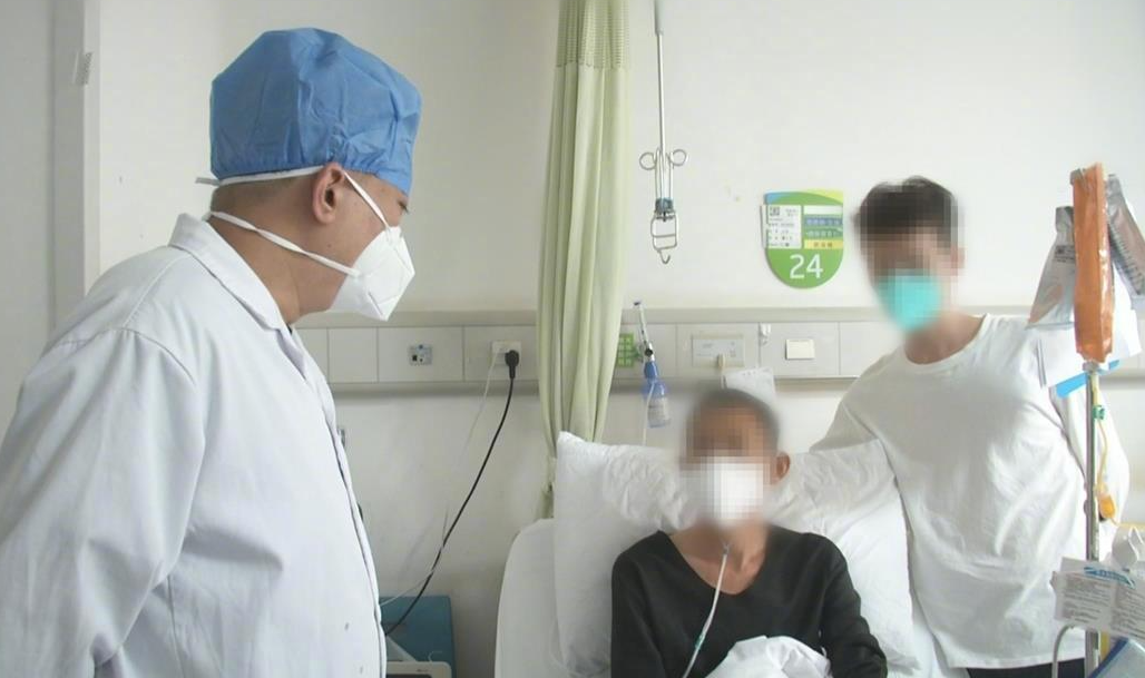 湖北一名53歲男子20年來為提神,每日狂食10包煙(200支),近日因出現嚴重呼吸困難入院。經檢查後發現,他的肺部已經千瘡百孔,醫生更表示:「(肺部)上半截幾乎都爛掉。」最終他聽從勸告戒煙。