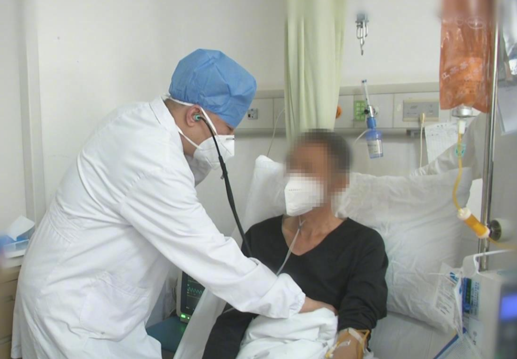 湖北一名53歲男子20年來為提神,每日狂食10包煙(200支),近日因出現嚴重呼吸困難入院。經檢查後發現,他的肺部已經千瘡百孔,醫生更表示:「(肺部)上半截幾乎都爛掉。」最終他聽從勸告戒煙。