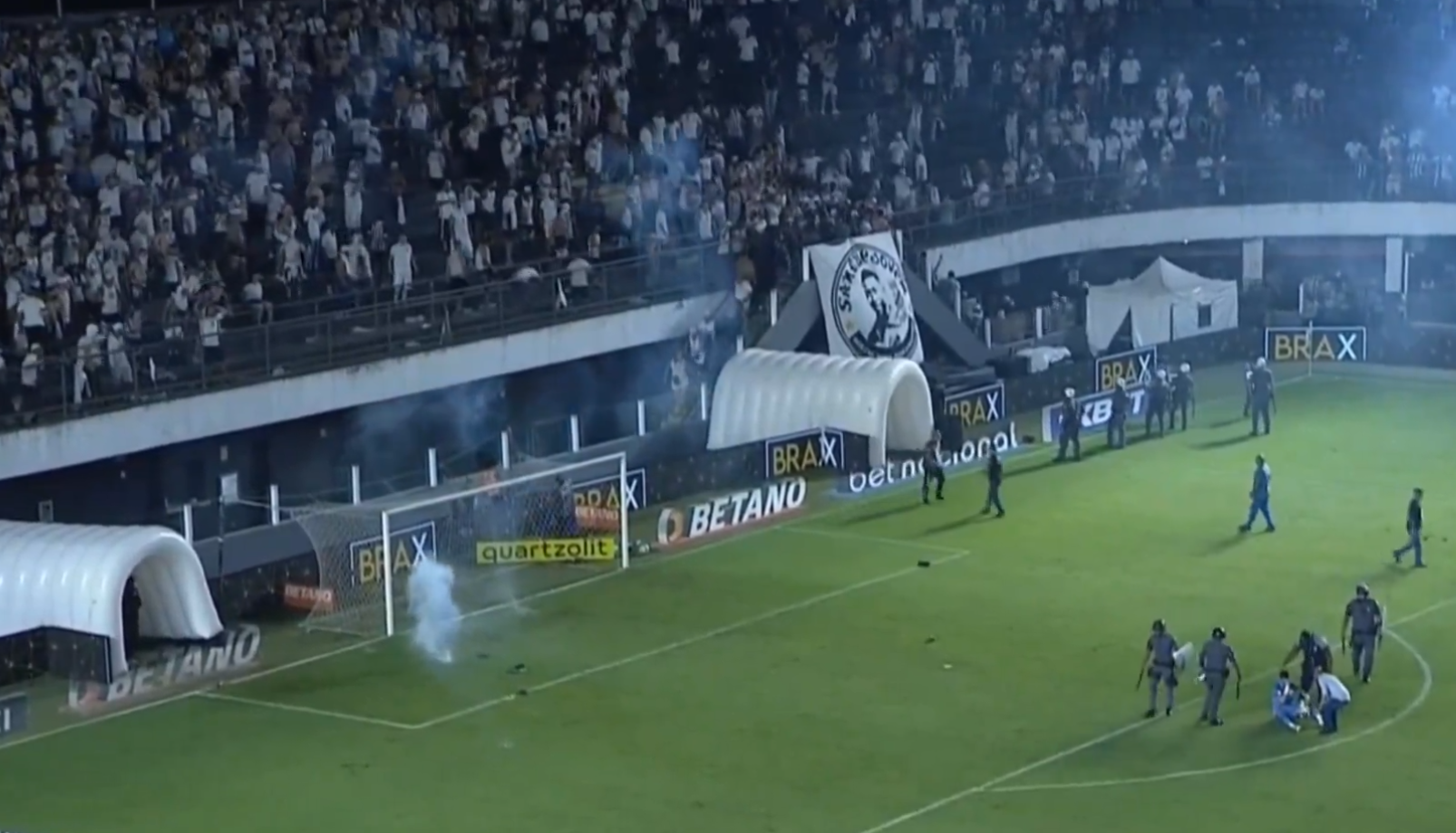 山度士球迷賽後向球場擲物。(影片截圖)