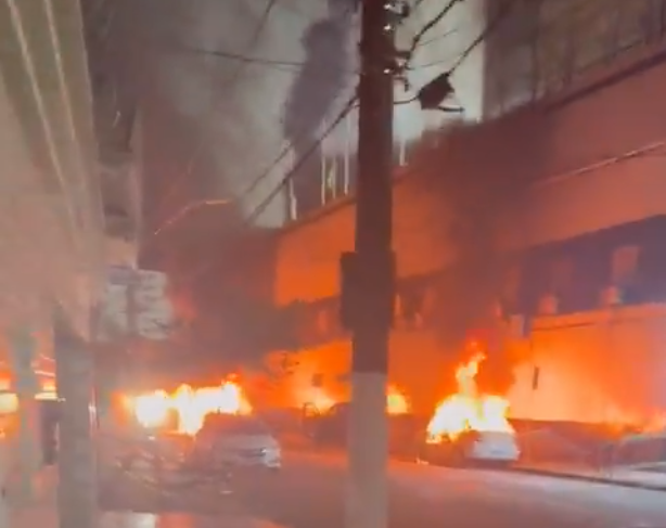 山度士主場外的汽車被縱火。(影片截圖)