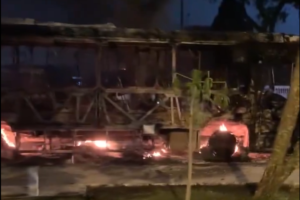 有巴士被燒剩支架。(影片截圖)